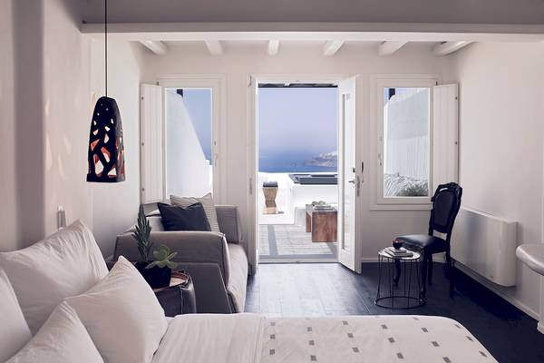 Schlafzimmer des Aeolos Beach Resort mit Blick auf das Meer und einer Terrasse.