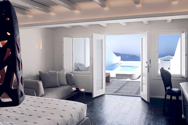 Schlafzimmer im Aeolos Beach Resort auf Korfu mit offener Tür und Poolblick.
