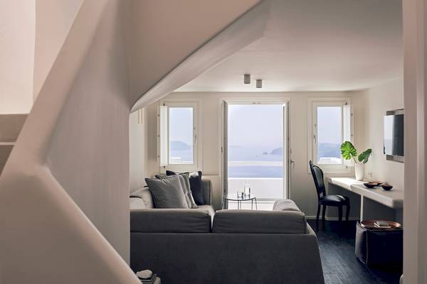 Innenansicht des Aeolos Beach Resorts auf Korfu mit Wohnbereich, Couch und Meerblick.