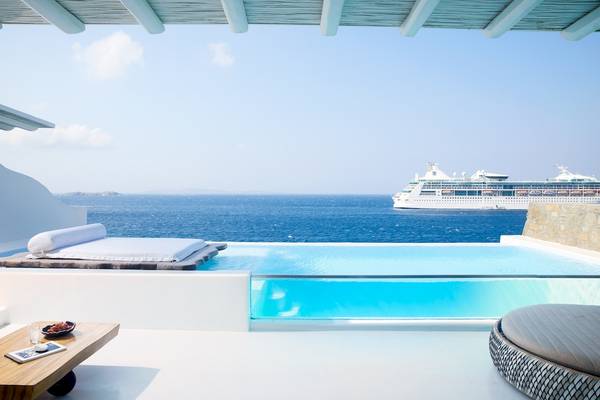 Aussicht vom Aeolos Beach Resort auf Korfu auf ein Kreuzfahrtschiff im Meer.