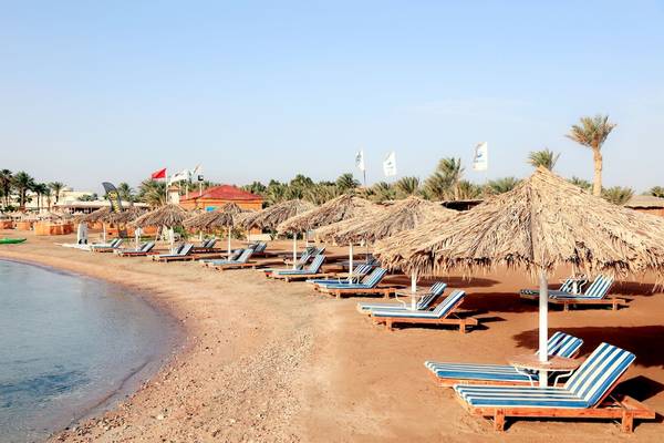 Strand des LABRANDA Royal Makadi Hotels mit vielen Liegen und Sonnenschirmen.