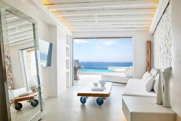Innenraum des Aeolos Beach Resort auf Korfu mit Blick auf das Meer.