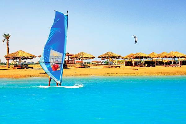 Strand am LABRANDA Royal Makadi Hotel mit einem Windsurfer