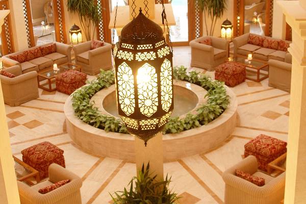 Lobby des Ghazala Gardens Hotels mit Couchgarnituren und einem Brunnen.
