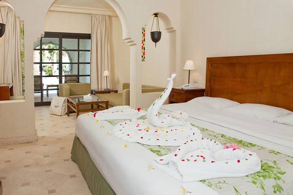 Ghazala Gardens Hotelzimmer mit Bett und Schwan Arrangement