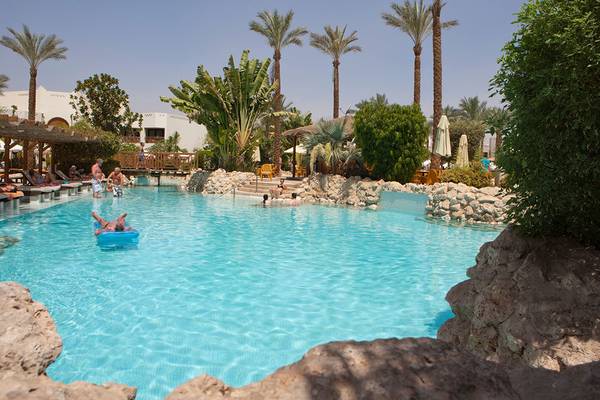Gäste entspannen und schwimmen im Pool des Ghazala Gardens Hotels