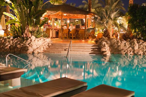 Ghazala Gardens Hotel Pool bei Nacht mit Bar und Liegen
