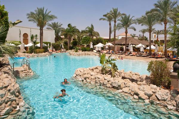 Schwimmbad im Ghazala Gardens Hotel mit Palmen und Sonnenliegen