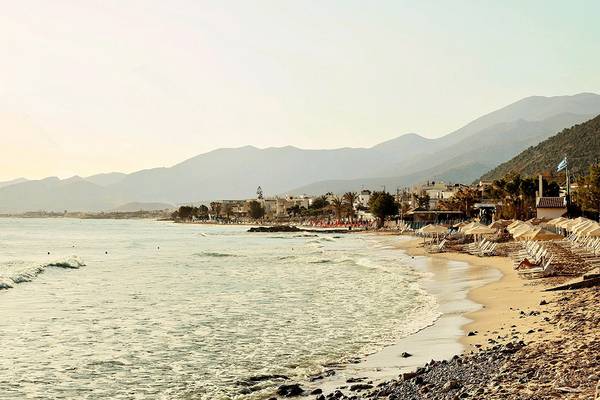 Strand und Berge im Hintergrund, Hotel Blue Sea Beach Affiliated by Melia