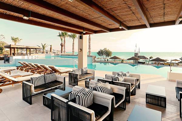 Loungebereich am Pool des Blue Sea Beach Hotels mit Blick auf das Meer