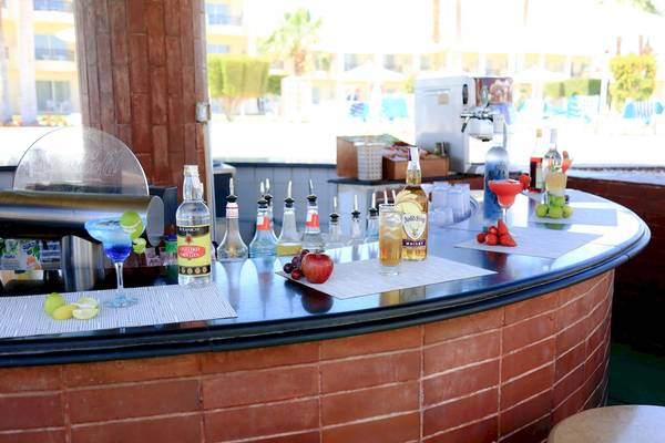 Barbereich des LABRANDA Royal Makadi Hotels mit Cocktails, Früchten und Flaschen.