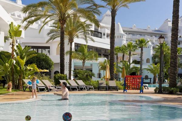 Familie im Pool vor dem H10 Estepona Palace Hotel