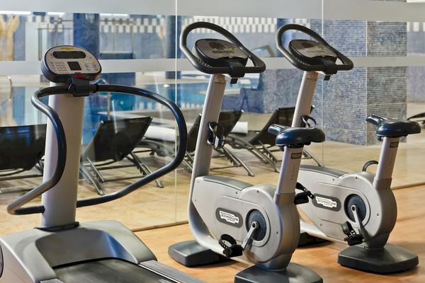Fitnessgeräte im Fitnessbereich des H10 Estepona Palace Hotels