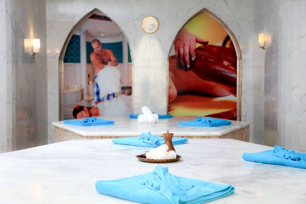 Wellnessbereich im LABRANDA Royal Makadi Hotel mit Behandlungstischen und blauen Handtüchern.