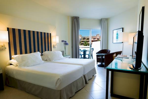 Doppelzimmer im H10 Estepona Palace mit zwei Betten, Balkon und Ausblick auf Außenterrasse
