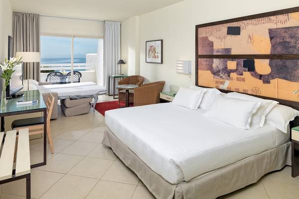 Innenansicht eines Zimmers im H10 Estepona Palace mit Blick auf das Meer.