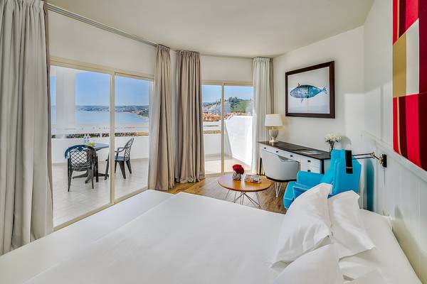Zimmer im H10 Estepona Palace mit Blick auf den Balkon und das Meer