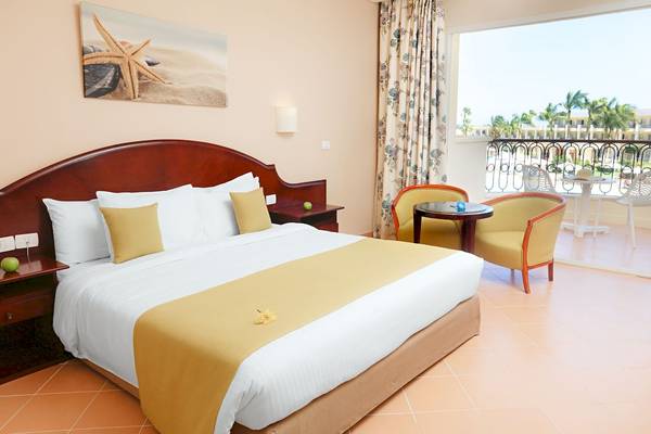 Hotelzimmer mit Balkon und Meerblick im LABRANDA Royal Makadi