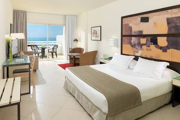 H10 Estepona Palace Hotel Zimmer mit Meerblick, modernen Möbeln und Komforteinrichtungen.