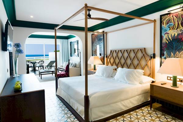 Schlafzimmer mit Baldachin-Bett im H10 Estepona Palace Hotel mit Blick auf das Meer.