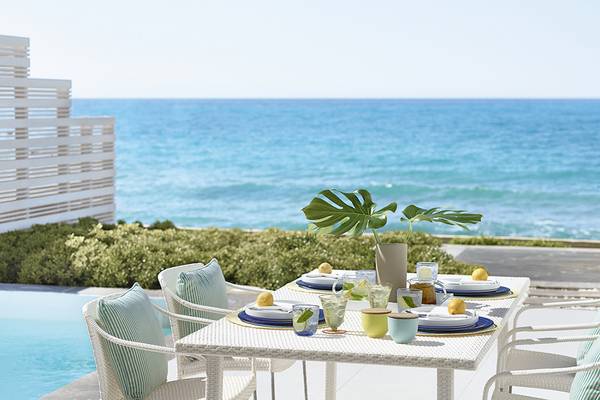 Tisch am Pool mit Meerblick im Grecotel LUX ME White Palace