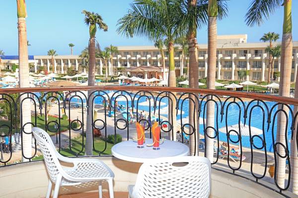 Aussicht vom Balkon des LABRANDA Royal Makadi Hotels auf den Poolbereich mit Liegestühlen und Palmen