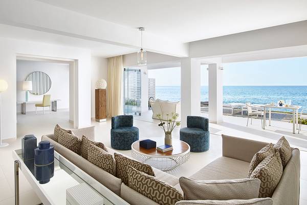 Wohnbereich des Grecotel LUX ME White Palace Hotels mit Blick auf das Meer.