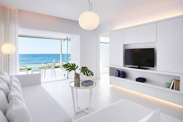 Innenbereich des Grecotel LUX ME White Palace mit Blick auf das Meer.