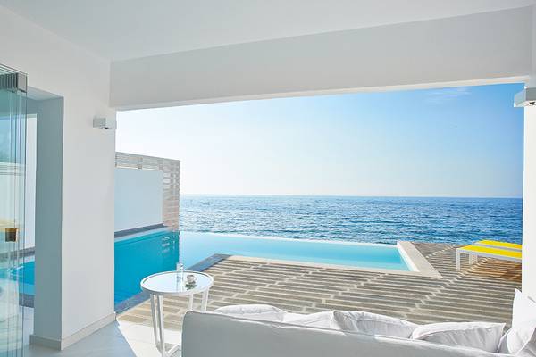 Blick aus dem Hotelzimmer auf den Pool und das Meer im Grecotel LUX ME White Palace