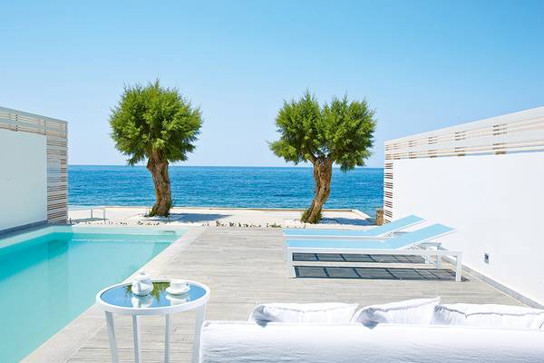 Terrasse mit Pool und Meerblick im Grecotel LUX ME White Palace Hotel
