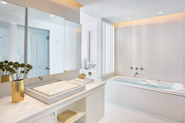 Luxuriöses Badezimmer im Grecotel LUX ME White Palace mit Badewanne und Waschbecken.