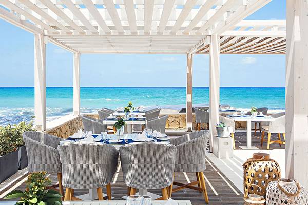 Restauranttisch im Freien mit Blick auf das Meer auf der Insel Griechenland