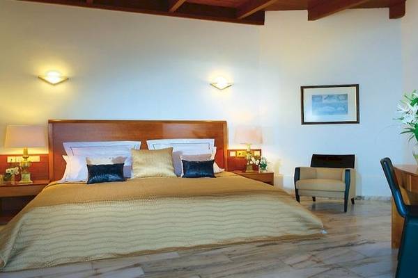 Doppelbettzimmer im Apollonia Beach Resort & Spa mit Dekor und Möbeln.