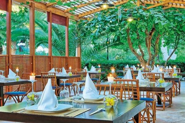 Apollonia Beach Resort & Spa Außenrestaurant mit gedeckten Tischen und brennenden Kerzen