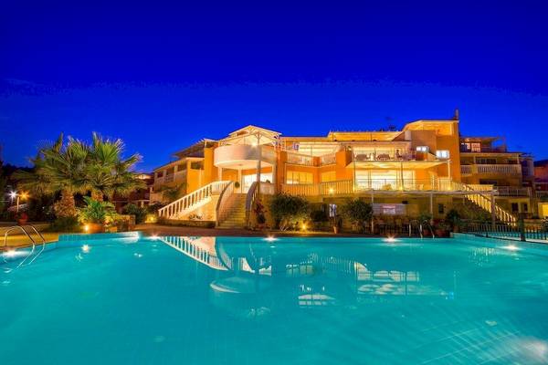 Ein Luxushotel mit Swimmingpool bei Nachtbeleuchtung, Belvedere Luxury Suites.