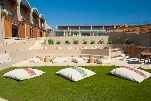 Loungebereich auf der Terrasse des Domes Noruz Chania, Autograph Collection.