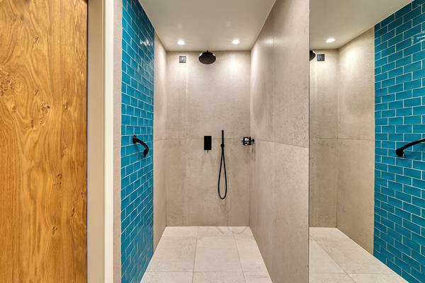 Dusche im Domes Noruz Chania, Autograph Collection mit blauen Fliesen und Regendusche.
