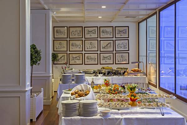 Buffettisch im Grecian Sands Hotel mit verschiedenen Speisen und Dekorationen.