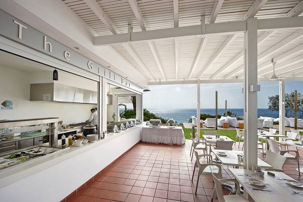 Grillbar im Freien des Grecian Sands Hotels mit Blick auf das Meer.
