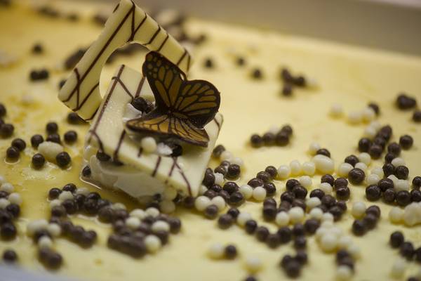 Schokoladendessert im griechischen Sands Stil mit einer Schmetterlingsdekoration.