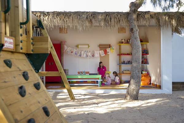Kleine Kinder spielen in einem klimatisierten Spielbereich im Grecian Sands Hotel.
