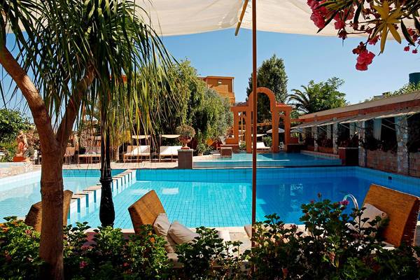 Schwimmbad-Sitzecke im Orpheas Resort Hotel