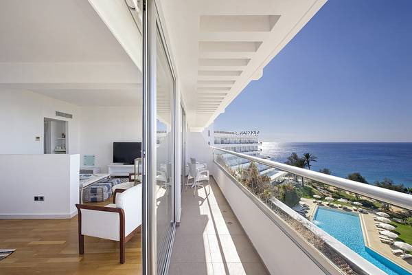 Balkonblick auf das Meer im Grecian Sands Hotel mit modernem Interieur und Swimmingpool.