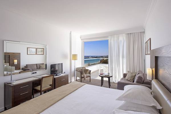 Hotelzimmer im Grecian Sands Hotel mit Blick auf das Meer.