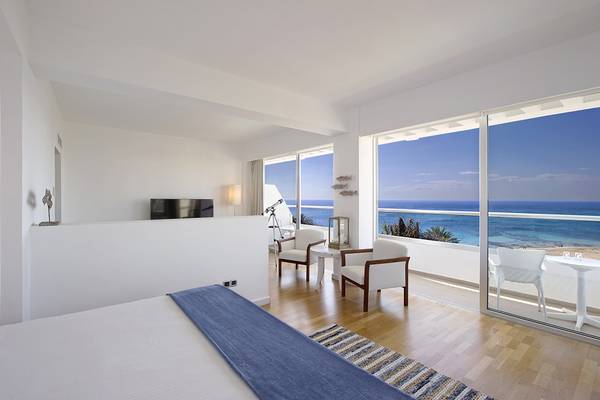 Griechischer Sands Hotelzimmer mit Meerblick und Balkon.