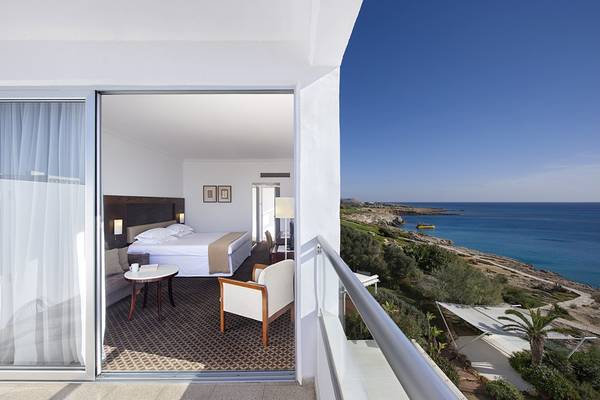 Hotelzimmer des Grecian Sands Hotels mit Balkon und Meerblick