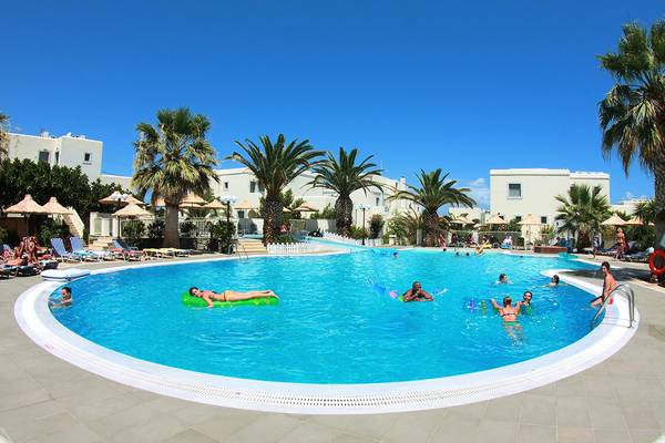 Gäste schwimmen im großen Außenpool des Europa Beach Hotel & Spa.