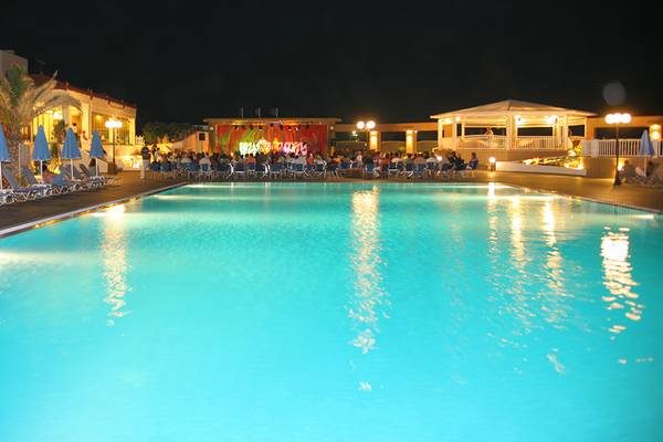 Nachtveranstaltung am Pool des Europa Beach Hotel mit vielen Gästen und Lounge-Stühlen.