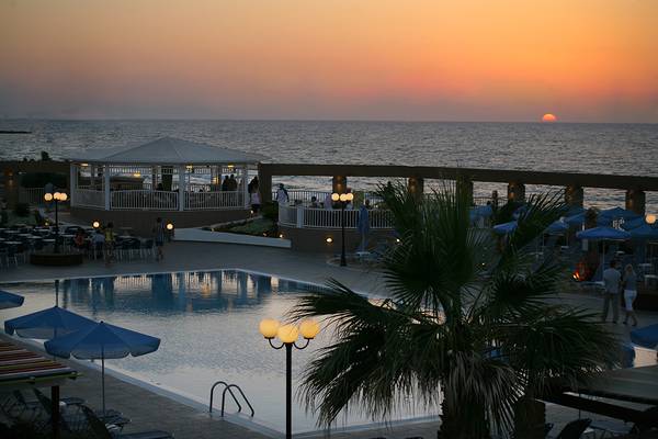 Abendlicher Sonnenuntergang am Europa Beach Hotel & Spa mit Blick auf den Pool und das Meer.