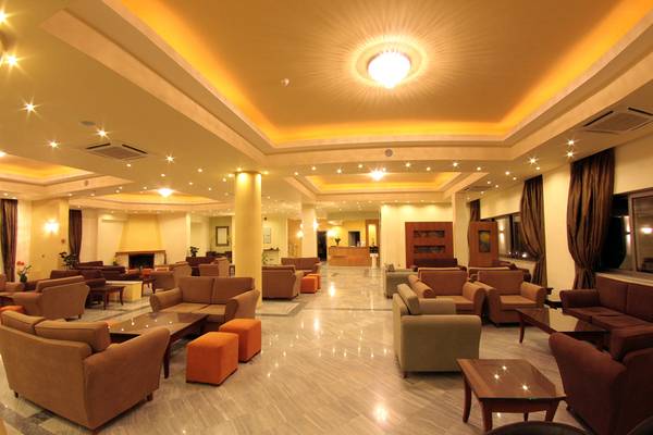 Lobby des Europa Beach Hotel & Spa mit vielen Sofas und Tischen.
